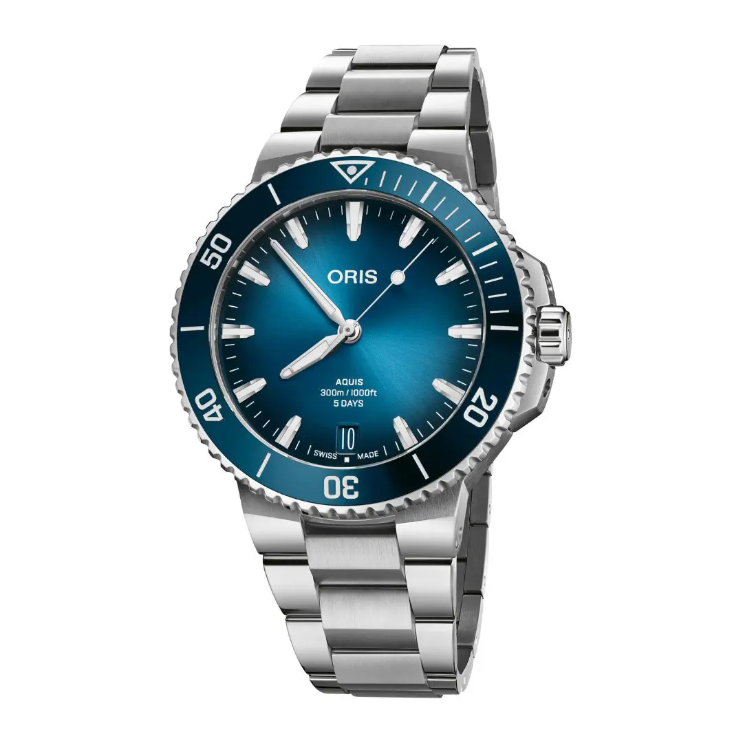 Een Oris horloge model Aquis Date Calibre 400 met een blauwe wijzerplaat en lunette en een stalen band.