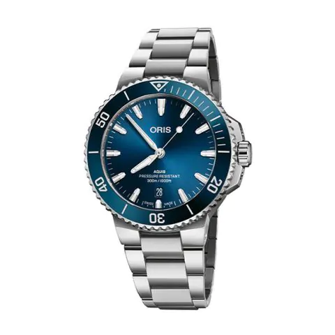 Een Oris horloge model Aquis Date met een blauwe wijzerplaat en lunette en een stalen band.