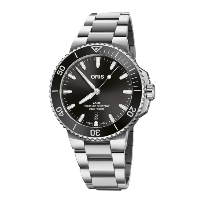 Een Oris horloge model Aquis Date met zwarte wijzerplaat en lunette en een stalen band.