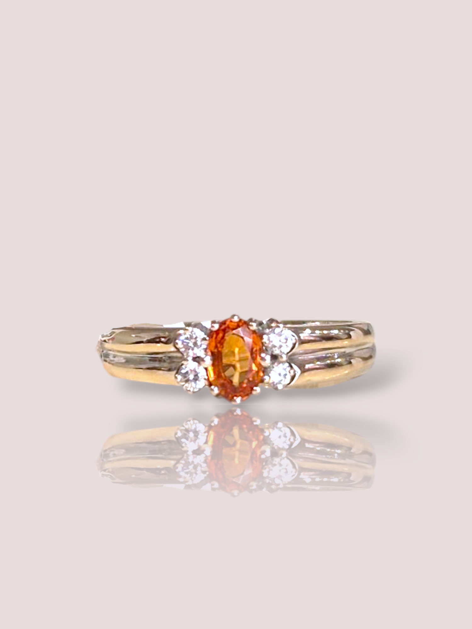 Deze vintage ring is gemaakt van 18 karaat witgoud en is bezet met een opvallende oranje saffier en diamanten. De ring is perfect voor een speciale gelegenheid of om elke dag te dragen voor een vleugje luxe. Draag deze ring solo aan je ringvinger of combineer met andere gouden sieraden voor een glamourous look. Opvallen gegarandeerd!

De saffier heeft een afmeting van 4 bij 6 mm. Deze prachtige ring is desgewenst op maat te vermaken.