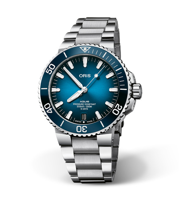 Een Oris horloge model Aquis Date met blauwe wijzerplaat en lunette en een stalen band.