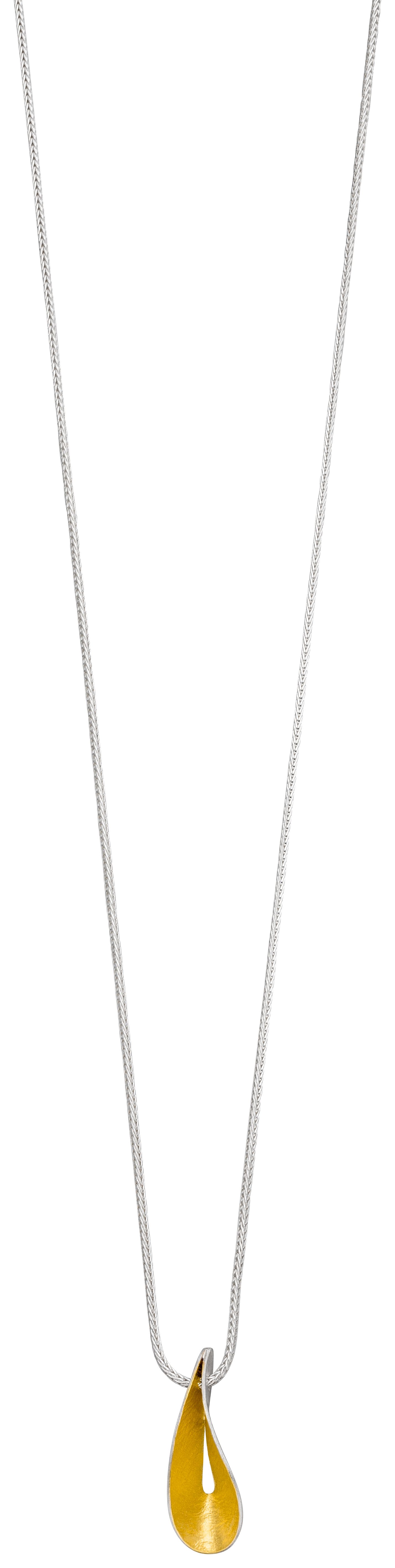 MANU Schmuck is een sieradenmerk van Duitse afkomst en zij ontwerpen hun sieraden in zilver en 22 karaat goud. De warme kleur van het 22 karaat goud geeft de sieraden extra cachet en een exclusieve afwerking mee.