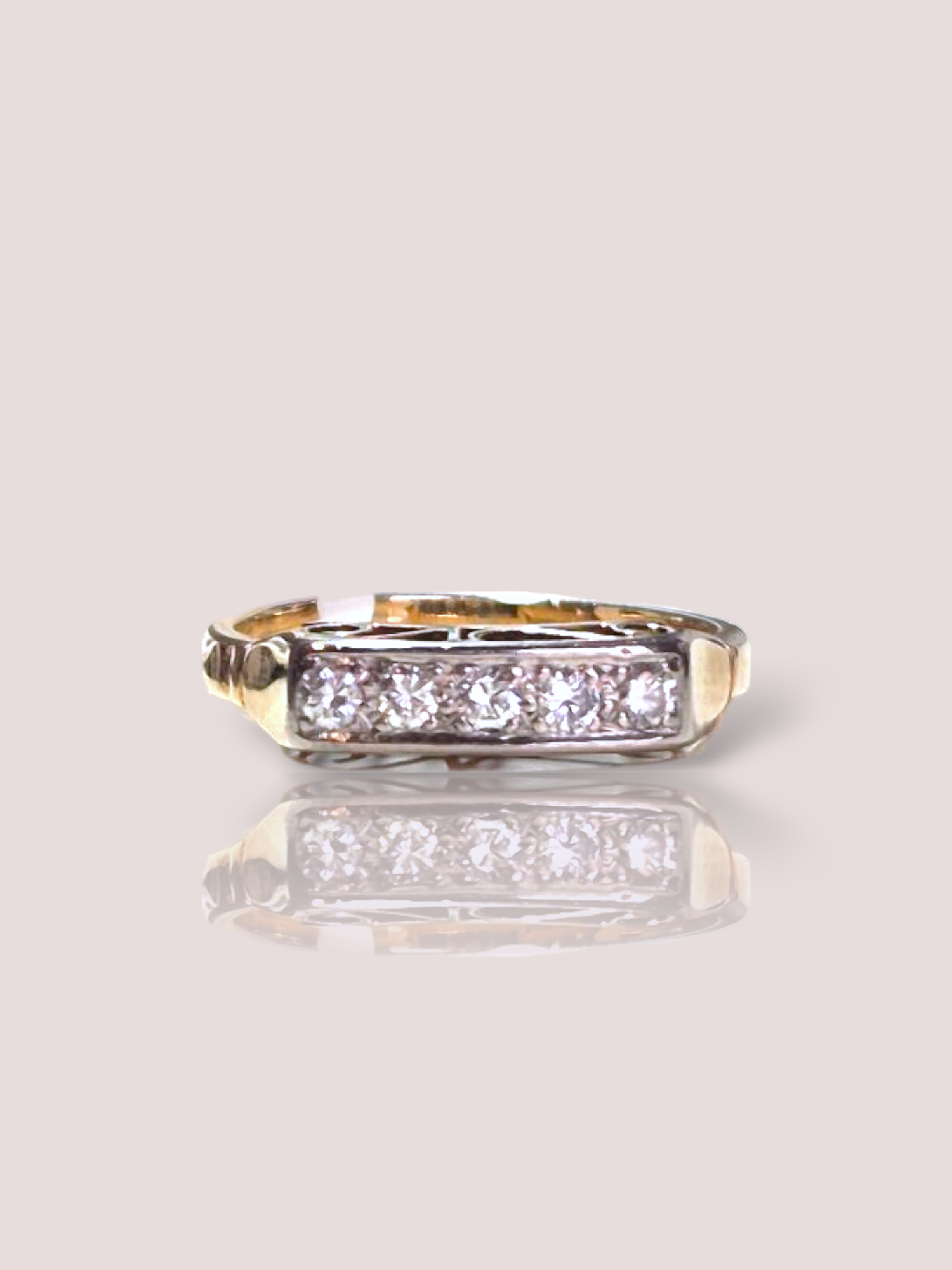 Deze vintage 14k geel gouden ring met 5 briljant geslepen diamanten heeft een tijdloos ontwerp en elegante uitstraling. De ring is bezet met prachtige diamanten die zorgen voor een subtiele glans. Draag deze ring solo voor een chique look of combineer met andere gouden sieraden voor een opvallende uitstraling. Perfect voor speciale gelegenheden of dagelijks gebruik. Voeg deze eyecatcher toe aan jouw sieradencollectie!

De ring kan desgewenst op maat gemaakt worden. De ring is 4 mm hoog en 1,3 cm breed.