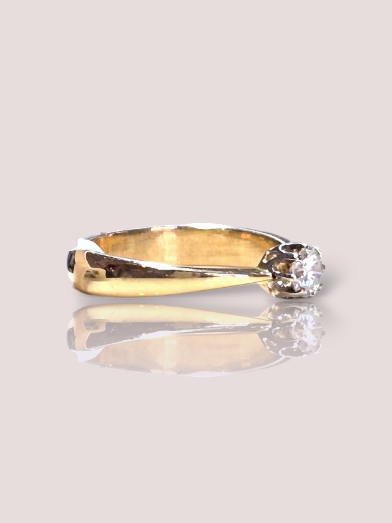 Deze prachtige vintage 14k geelgouden ring heeft een solitaire diamant die schittert in het licht. De ring straalt tijdloze elegantie uit en is perfect voor speciale gelegenheden. Draag hem alleen voor een subtiele touch of combineer hem met andere gouden sieraden voor een luxe uitstraling. Een must-have voor liefhebbers van minimalistische en klassieke stijlen.