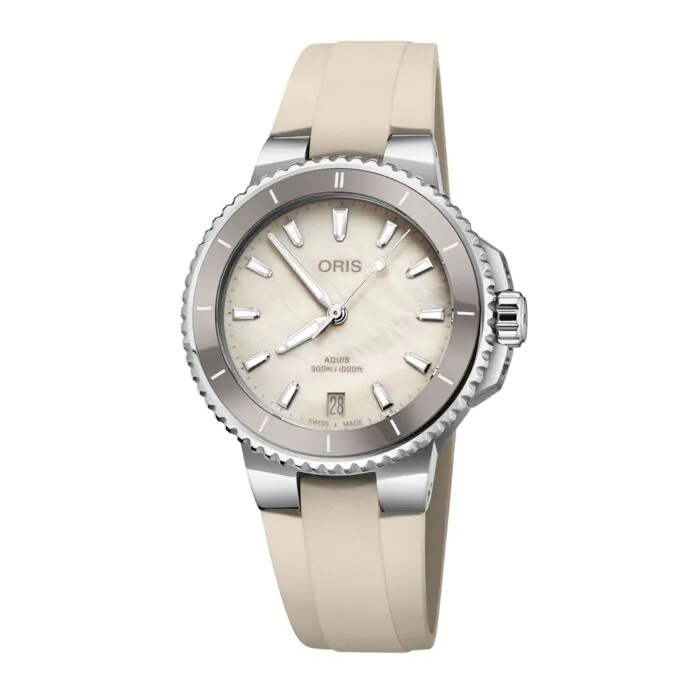 Een Oris horloge Aquis Date met creme kleurige parelmoer wijzerplaat en caoutchuoc band cream.