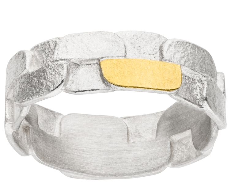 MANU Schmuck is een sieradenmerk van Duitse afkomst en zij ontwerpen hun sieraden in zilver en 22 karaat goud. De warme kleur van het 22 karaat goud geeft de sieraden extra cachet en een exclusieve afwerking mee.