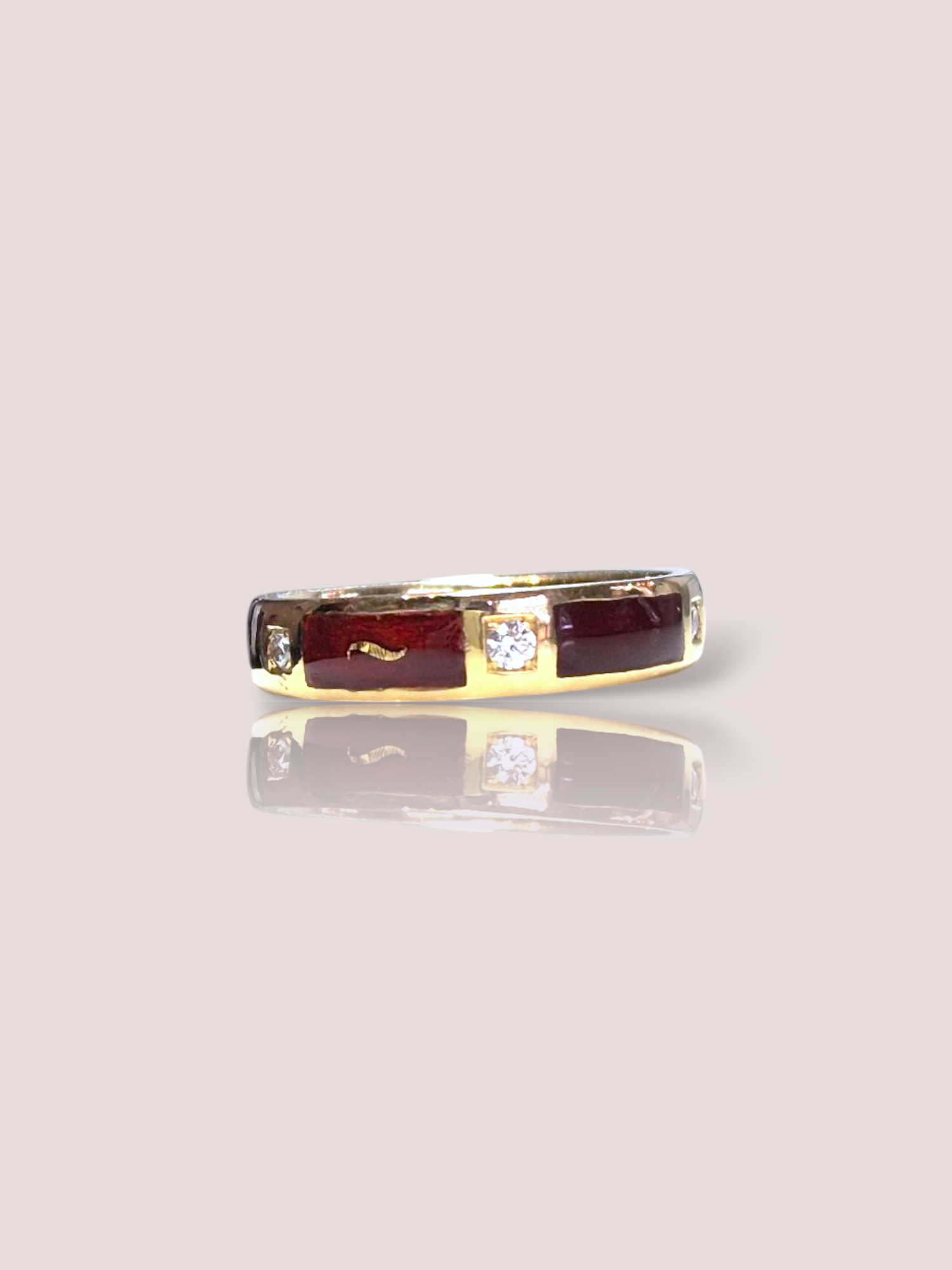 Deze unieke Fabergé ring combineert de schoonheid van diamant en emaille. Draag deze ring bij formele of speciale gelegenheden voor een elegante uitstraling. Een perfecte toevoeging aan elke juwelencollectie.

De ring is gemaakt van 18k geel goud en bevat 3 prachtige witte diamanten en een mooie diepe oranje-bruine kleur emaille. 