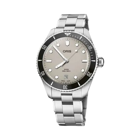 Een Oris Divers Date met licht bruine wijzerplaat en stalen band.