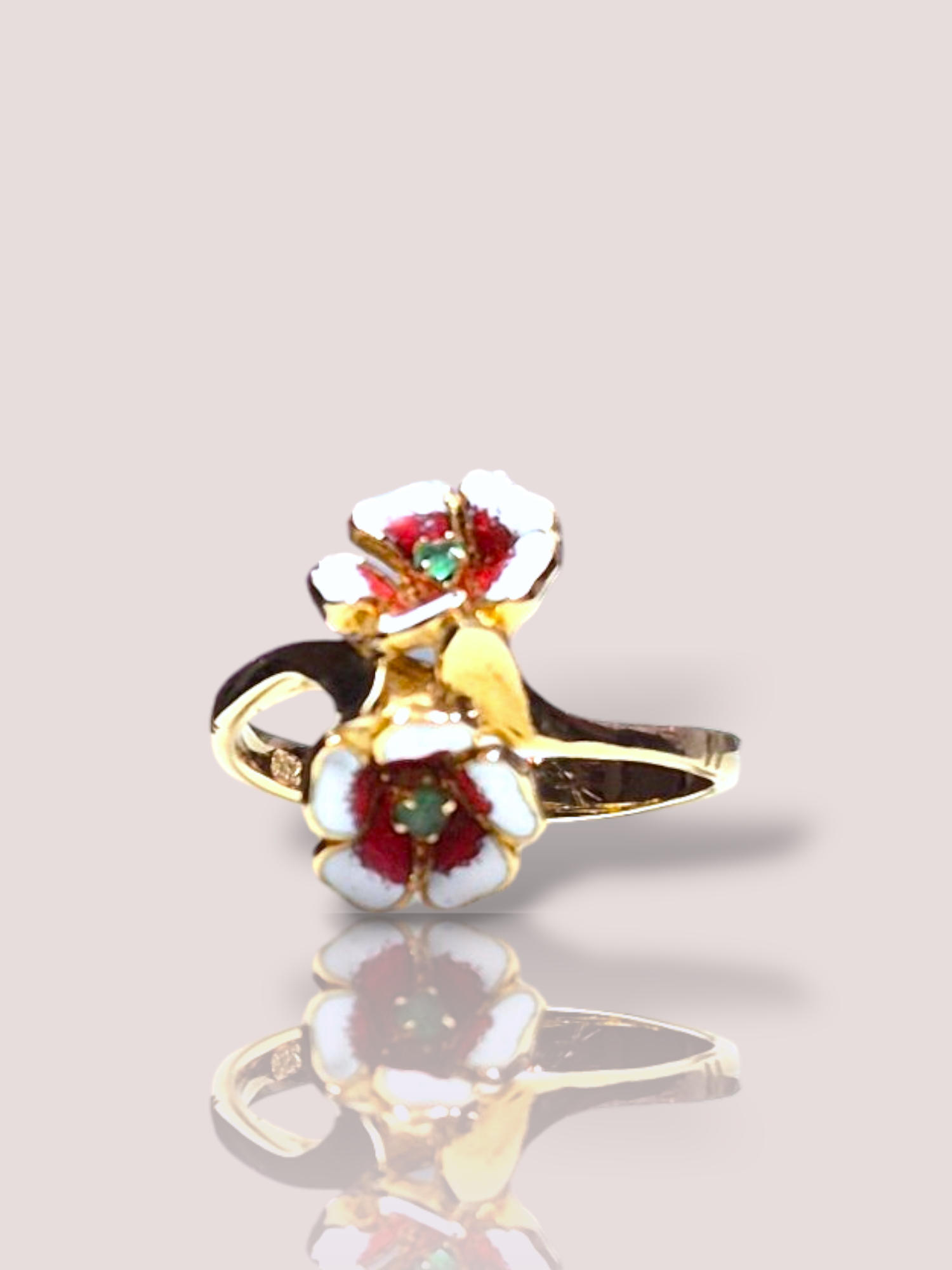 Deze Vintage 18k geelgouden ring is een juweel van ongekende klasse, voorzien van verfijnde emaille bloemen en sprankelende smaragdjes. Het ideale sieraad voor zowel formele als informele gelegenheden. Draag het als een statement stuk op uw ringvinger om de schoonheid te benadrukken. Perfect voor dagelijks gebruik of speciale evenementen.
