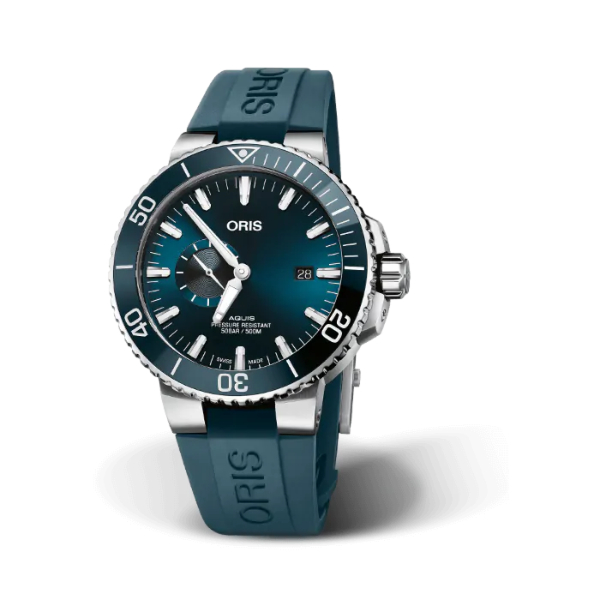 Een Oris Aquis Small Second Date blauwe wijzerplaat en blauwe Caoutchouc band.