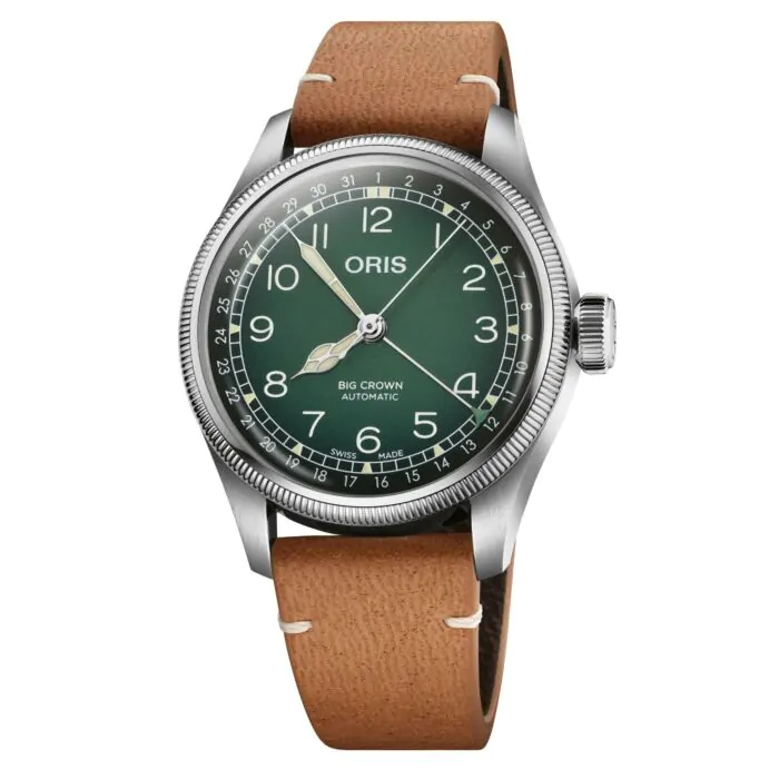 Een Oris horloge model Big Crown X Cervo Volante met een groene wijzerplaat en bruine lederen band.