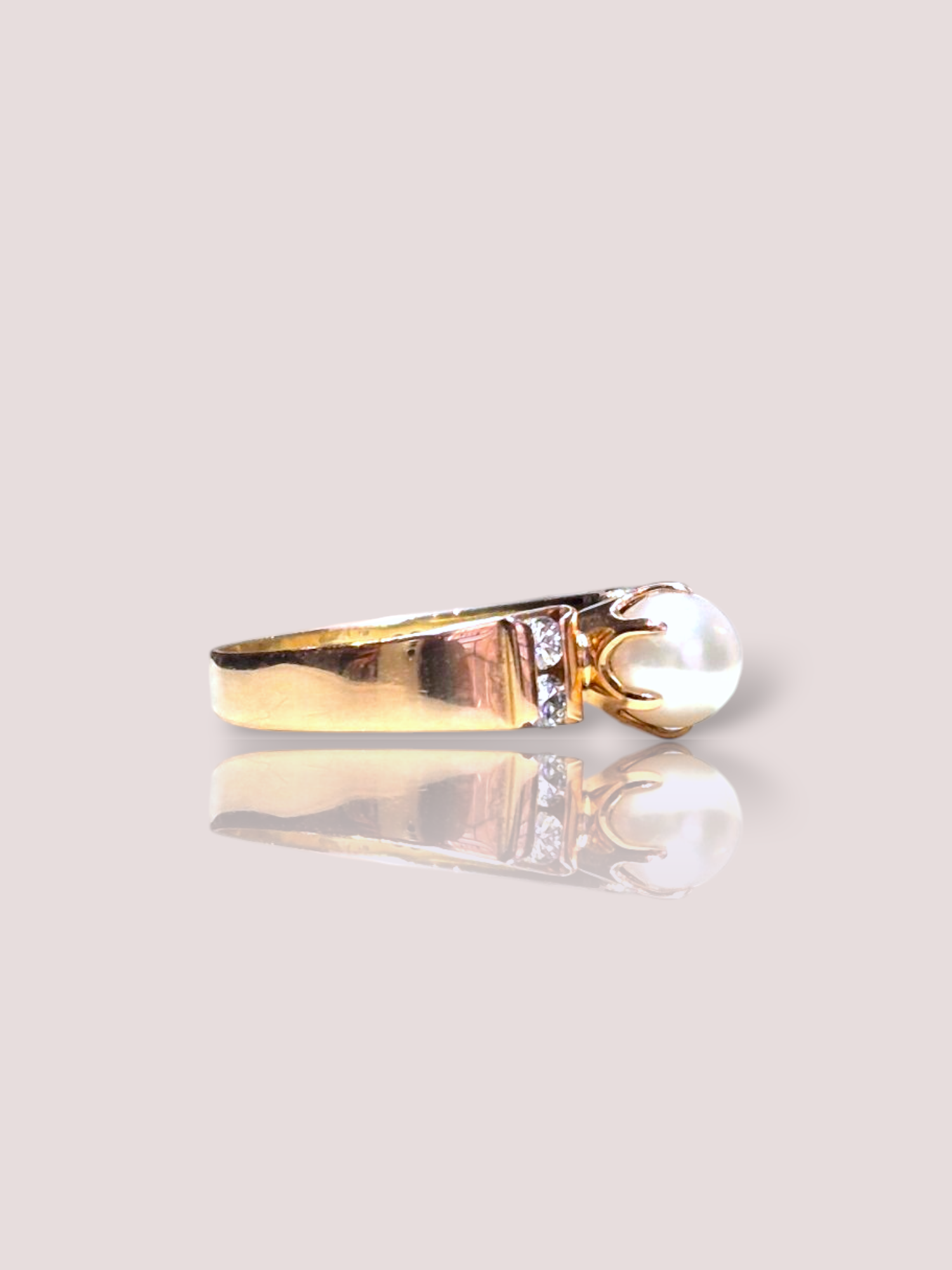 Deze vintage 18k roségouden ring is een elegant juweel bezet met een prachtige parel en schitterende diamanten. De ring weegt in het geheel 2,96 gram en is een verfijnde aanvulling op elke sieradencollectie. De diameter van de parel is 2 mm en de vier briljant geslepen diamanten hebben een gewicht van 0,035ct elk.

Draag deze ring als statementstuk op een speciale gelegenheid of combineer subtiel met andere juwelen voor dagelijks gebruik.
