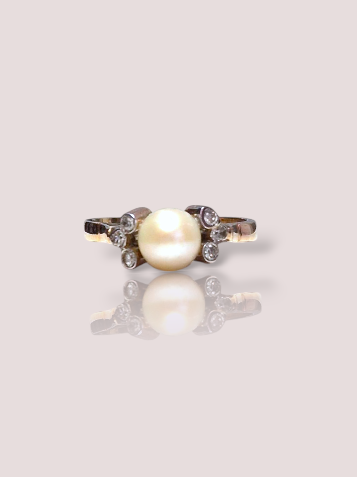 Deze prachtige vintage 14k roségouden ring straalt elegantie uit met zijn verfijnde parel en fonkelende diamanten. Ideaal voor elke gelegenheid, vleugje tijdloze allure toe te voegen. 

De parel heeft een diameter van 6,5 mm en de diamantjes hebben een gewicht van 0,03ct elk.

Draag het solo voor een subtiele, klassieke look of combineer met andere sieraden voor een moderne stijling. Perfect voor zowel dagelijkse draag als speciale gelegenheden.