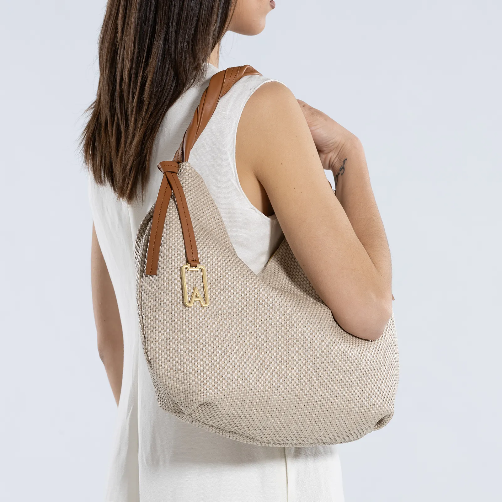 De Arcadia Molly is een minimalistische hobo. Ruim en zacht met een gemakkelijke opening, het biedt een geweldig comfort gedurende de hele dag.

Hoogte: 29 cm / 11,50 inch
• Lengte: 37 cm / 14,50 inch
• Diepte: 4,75 inch / 12 cm
Raffia met kalfslederen afwerking / Gewicht: 1 kg / Handgrepen hangen 26 cm - 10,25 inch / Ritssluiting aan de bovenkant / Binnenzak met rits / Geborstelde goudkleurige hardware / Merkvoering / Interne metalen plaat Arcadia Made in Italy / Modellengte 5'64” - 172 cm