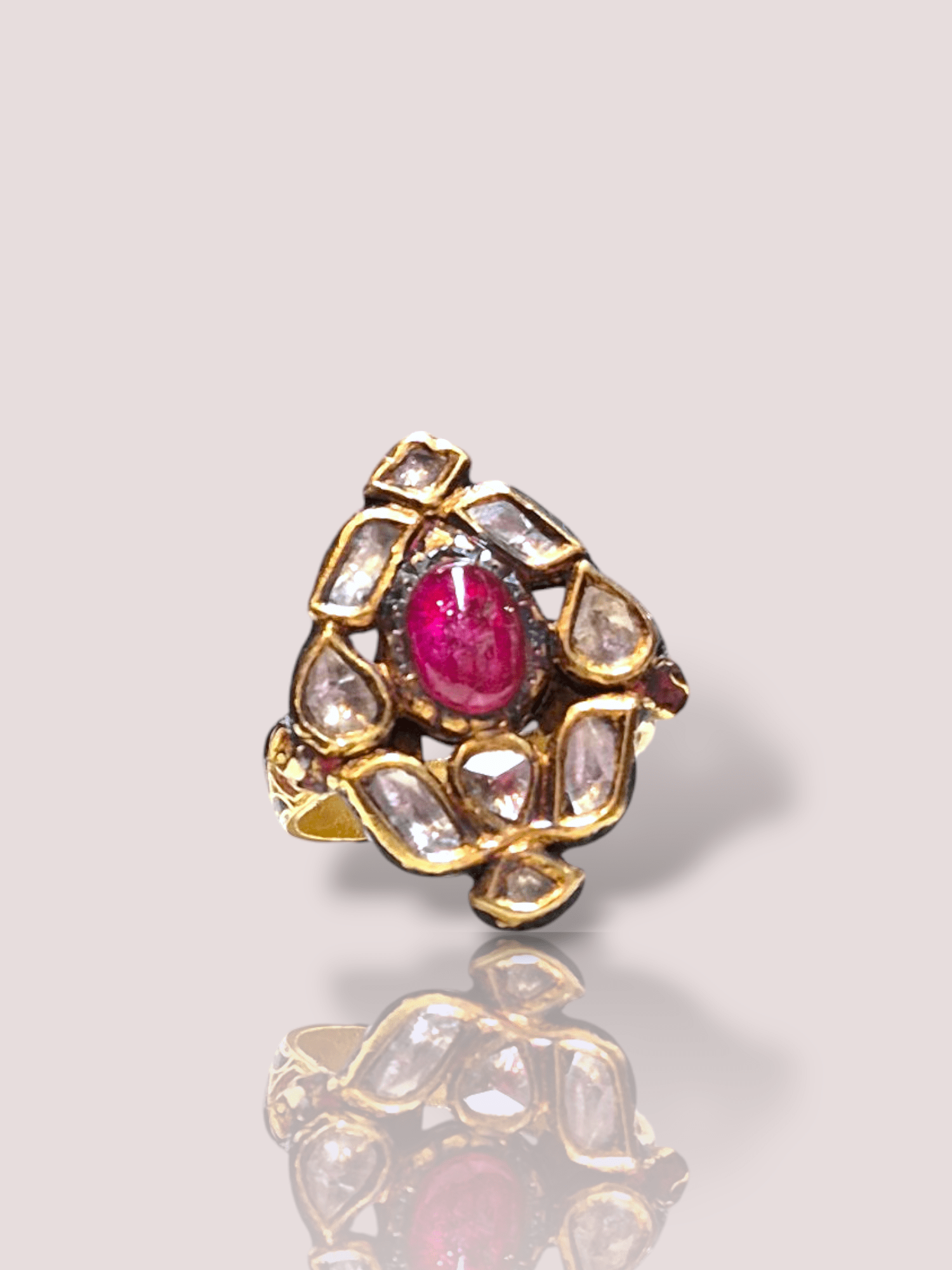 Deze Vintage gouden 'Indiase' ring is een verfijnd sieraad met een robijn en diamanten. De ring bevat 9 roos geslepen diamanten en een cabochon geslepen robijn. Het goudgehalte is bijzonder hoog, te weten 21.6 karaat.

Draag deze prachtige ring als opvallend accessoire bij avondkleding of combineer subtiel met dagelijkse outfits voor een vleugje elegantie en glamour. Perfect voor speciale gelegenheden of als uniek cadeau.