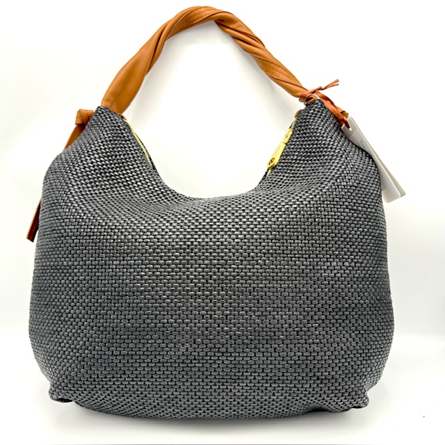 De Arcadia Molly is een minimalistische hobo. Ruim en zacht met een gemakkelijke opening, het biedt een geweldig comfort gedurende de hele dag.

Hoogte: 29 cm / 11,50 inch
• Lengte: 37 cm / 14,50 inch
• Diepte: 4,75 inch / 12 cm
Raffia met kalfslederen afwerking / Gewicht: 1 kg / Handgrepen hangen 26 cm - 10,25 inch / Ritssluiting aan de bovenkant / Binnenzak met rits / Geborstelde goudkleurige hardware / Merkvoering / Interne metalen plaat Arcadia Made in Italy / Modellengte 5'64” - 172 cm