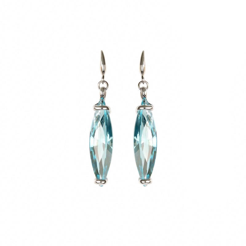 Oorhangers van het merk Andrea Marazzini.

De sieraden van Andrea Marazzini worden ontworpen en handgemaakt in Italië. Het collier is gemaakt van wit gerhodineerd metaal in combinatie met een donker blauwe kristal van hoge kwaliteit. Het materiaal is hypoallergeen en nikkelvrij. Ieder Andrea Marazzini sieraad is uniek en een schoonheid voor het oog. 