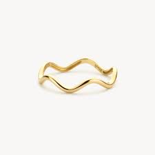 Deze Blush Ring is een elegante gouden ring. Het is gemaakt van goud en straalt luxe uit. Deze ring is perfect voor elke gelegenheid en kan zowel dagelijks als bij speciale gelegenheden gedragen worden. Combineer met andere gouden sieraden voor een complete en stijlvolle look.
