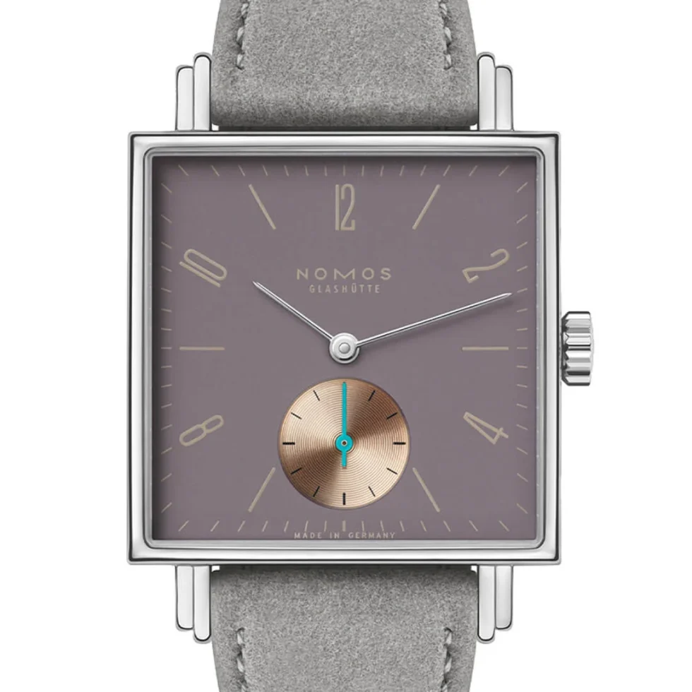 De Nomos horloge Tetra 425 heeft een vierkante kast van roestvrij staal, een handopgewonden uurwerk en een aubergine wijzerplaat met zilver kleurige cijfers. Het horloge heeft ook een secondewijzer en een subtiel datumvenster. Het beste is om dit horloge te dragen als een stijlvolle toevoeging aan je dagelijkse outfit. Combineer het met zowel casual als formele kleding voor een tijdloze uitstraling.