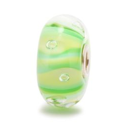 De Trollbeads TGLBE-10129 Groene Streep met Luchtbellen is een prachtige hanger met eigenschappen die het tot een uniek sieraad maken. Dit charmante sieraad, model nummer TROTGLBE-10129, is een betoverende toevoeging aan elk Trollbeads armband of ketting. Draag het als een charmante aanvulling voor een persoonlijke en stijlvolle uitstraling. Perfect voor elke gelegenheid!