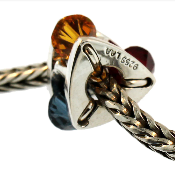 Met zijn prachtige donkere en warme kleuren schitteren de Swarovski-kristallen als de mooiste juwelen in deze onbetaalbare kraal.