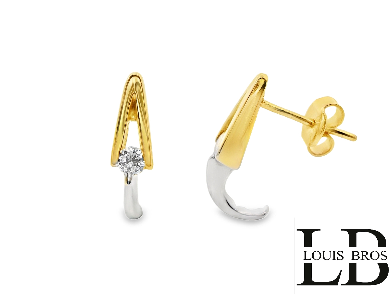 Deze stekers van Louis Bros zijn vervaardigd uit 14 karaat bicolor (2.52 gr.) en zijn gezet met 2 briljant geslepen diamanten met een totaalgewicht van 0.10CT.