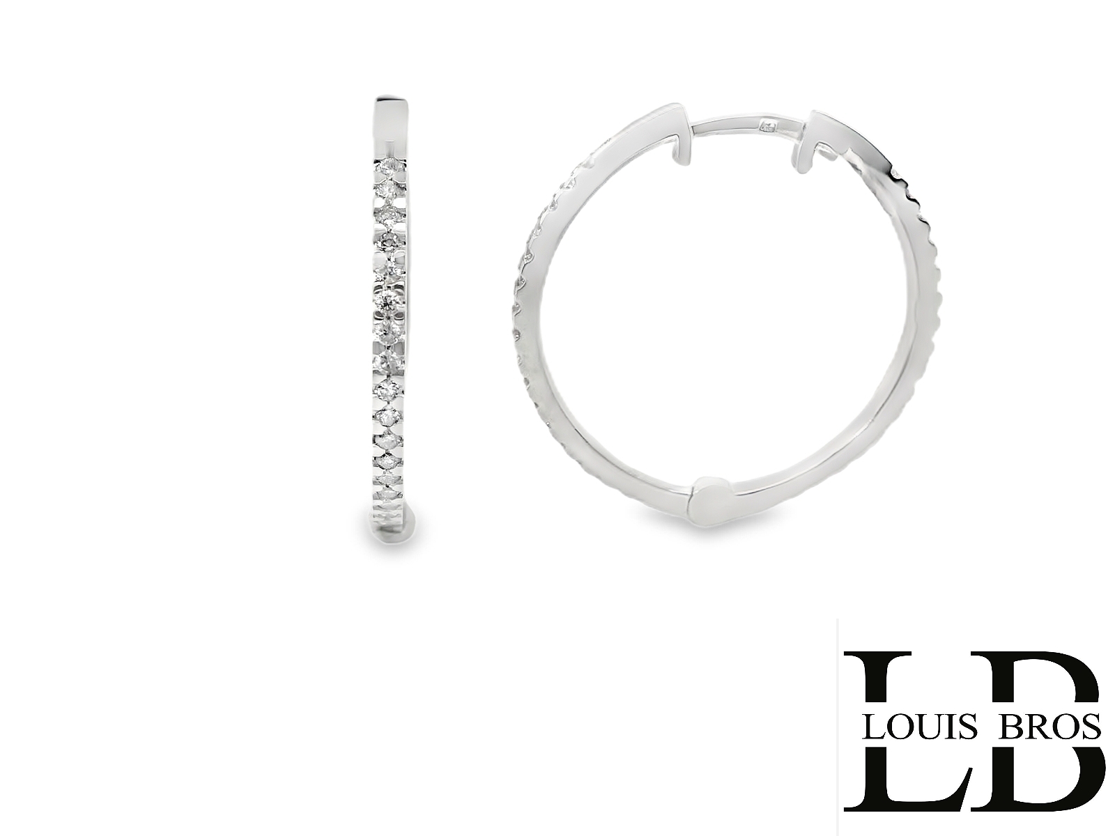 Deze oorringen van Louis Bros zijn vervaardigd uit 18 karaat witgoud (4.85 gr.) en zijn gezet met 94 briljant geslepen diamanten met een totaalgewicht van 0.94crt. 
Deze oorringen met diamant stralen een verfijnde elegantie uit. Het tijdloze witgoud, met zijn glanzende zilveren kleur, vormt de perfecte achtergrond voor de schittering van diamanten. De combinatie van deze luxe materialen zorgt voor een stijlvolle, moderne look die toch klassiek blijft. Of ze nu subtiel of opvallend zijn, witgouden oorringen met diamant voegen een vleugje glamour toe aan elke outfit, van dagelijkse kleding tot formele gelegenheden. Een sieraad dat symbool staat voor verfijning en klasse.