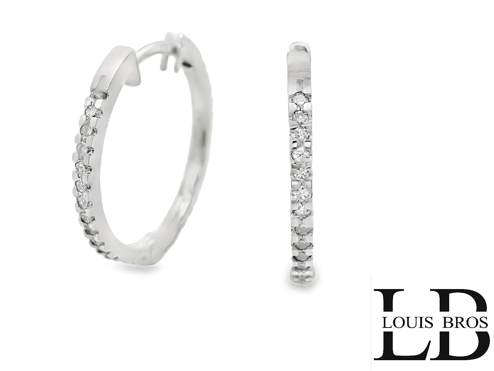 Deze oorringen van Louis Bros zijn vervaardigd uit 18 karaat witgoud (4.14 gr.) en zijn gezet met 78 briljant geslepen diamanten met een totaalgewicht van 0.78crt. 
Deze oorringen met diamant stralen een verfijnde elegantie uit. Het tijdloze witgoud, met zijn glanzende zilveren kleur, vormt de perfecte achtergrond voor de schittering van diamanten. De combinatie van deze luxe materialen zorgt voor een stijlvolle, moderne look die toch klassiek blijft. Of ze nu subtiel of opvallend zijn, witgouden oorringen met diamant voegen een vleugje glamour toe aan elke outfit, van dagelijkse kleding tot formele gelegenheden. Een sieraad dat symbool staat voor verfijning en klasse.