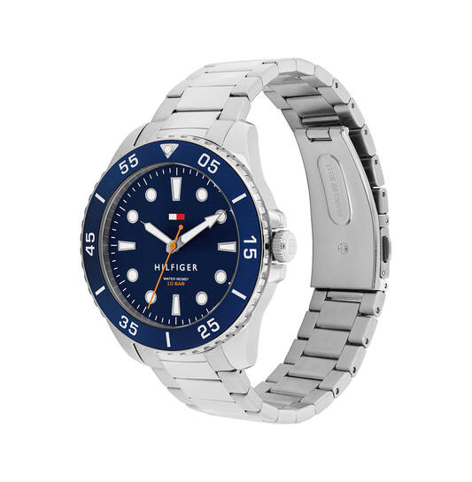 Tommy Hilfiger TH1792202 Horloge Heren 42mm
Dit specifieke horloge van Tommy Hilfiger uit de Oceanic serie met artikelnr: TH1792202 is een stoer herenhorloge die niet in je collectie mag ontbreken. Het herenhorloge heeft een ronde stalen kast met een blauwe gekartelde aluminium bezel en een blauwe halfglimmende wijzerplaat met opvallende wijzers en uursaanduiding ingelegd met lumibtite. Aan de kast zit een stalen schakelband met vouwsluiting. Het horloge heeft een mineraalglas, een afmeting van 42mm en is 5ATM.  

Het merk:
Sinds de lancering van het merk in 1985 is Tommy Hilfiger wereldwijd bekend geworden als pionier van de klassieke Amerikaanse coole stijl. Geïnspireerd door de iconische popcultuur en het Amerikaanse erfgoed. De dames en herencollectie van dit seizoen bestaan uit minimalistische silhouetten en rustieke lederen details. De herenhorlogecollectie biedt iconische uurwerken met roestvrijstalen, lederen en siliconen banden.

Specificaties:
- Mineraalglas
- Ronde kast 42mm
- Stalen horlogekast
- Blauwe wijzerplaat
- Stalen schakelband 
- 5ATM