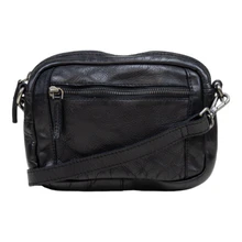 Stijlvolle zwarte schoudertas van soepel leer uit de Harrington Road serie van DSTRCT.

Is jouw stijl meer casual dan formeel? En is voor jou “sportief” helemaal niet in tegenspraak met “chic”? Dan is deze tas precies de voor jou!

Met zijn rechtlijnige, compacte ontwerp completeert en verrijkt deze tas elk van je looks, zonder daarbij op de voorgrond te treden. Deze handtas biedt voldoende ruimte voor je portemonnee, smartphone en sleutels. Of je nu even snel een paar kleine dingen te doen hebt of dat je van de nacht een dag wilt maken tijdens een uitgebreide clubtour: "Dominic" begeleidt je graag en zal ook beslist enkele bewonderende blikken jouw kant op trekken.

Het zachte en tegelijkertijd resistente rundleer geeft deze handtas zijn absoluut trendy vintage look met een nonchalante, sportieve charme, die zich op een zeer subtiele manier aanpast aan elke outfit.

Afmetingen: 11,5 cm hoogte x 20 cm breedte x 4,5 cm dikte.

Kenmerken:

ruime leren schoudertas
hoofdvak met ritssluiting
binnenin ritsvakje en insteekvak
ritsvak op voorzijde
lange verstelbare schouderband
DSTRCT logo op achterzijde