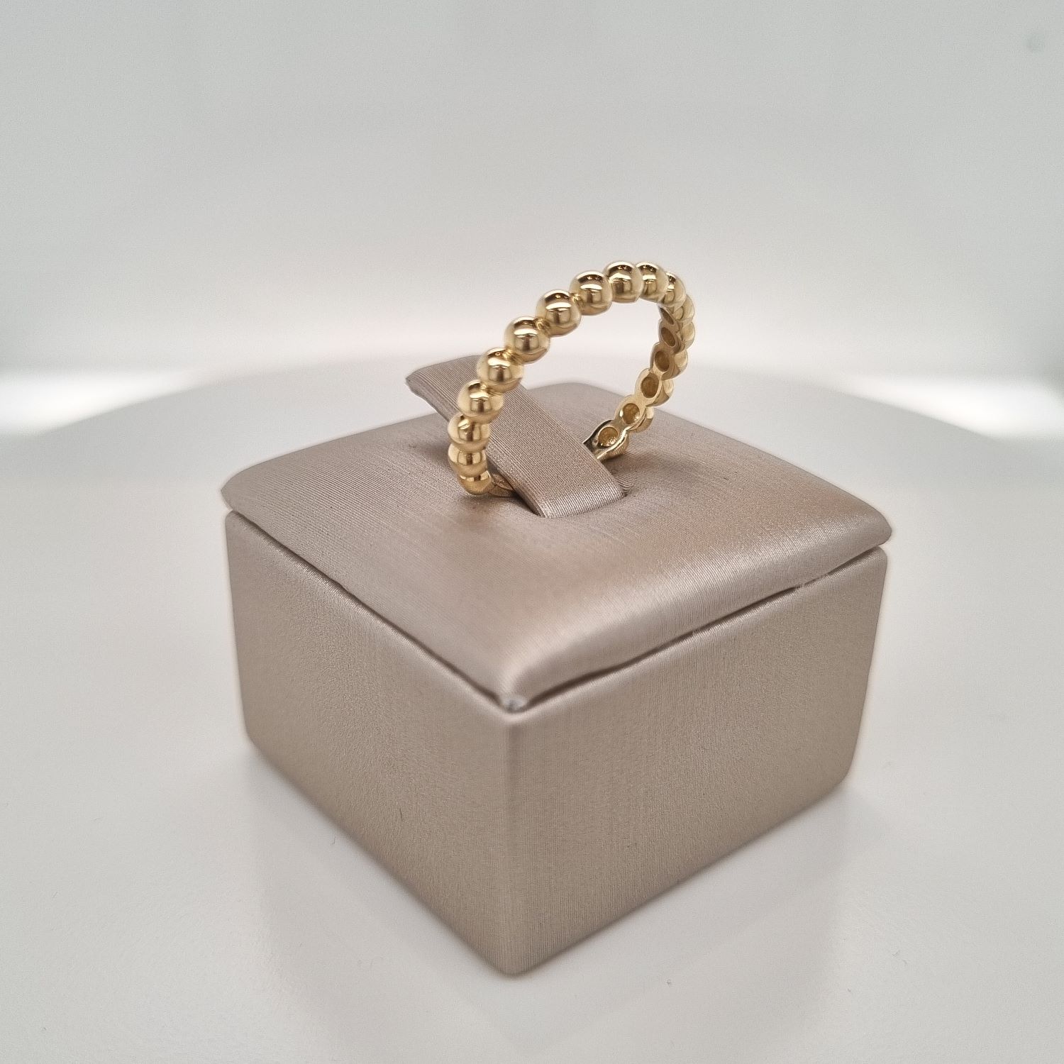 Prachtige geelgouden bolletjes ring, ook mooi te stapelen met andere ringen. De maat van de ring is 56 ( 17 3/4 ). Heeft u een andere maat, neem dan gerust contact met ons op.