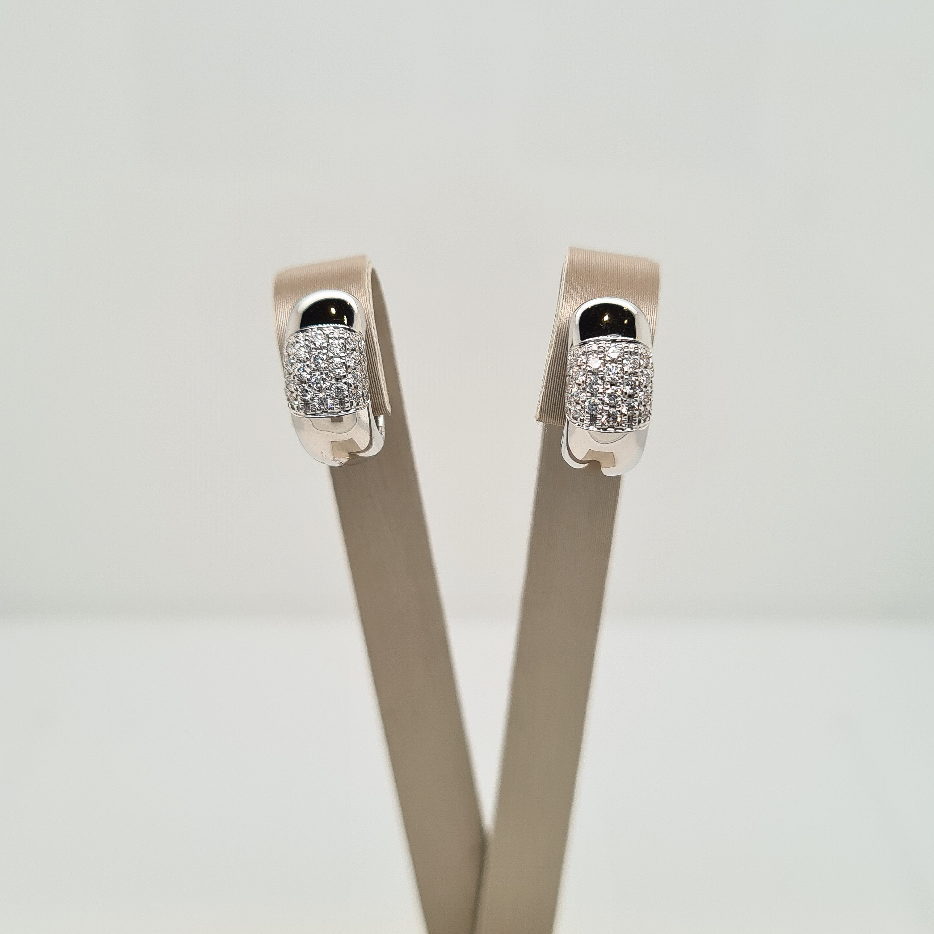 14krt witgouden oorringen met diamant in pavezetting, 0,32crt.