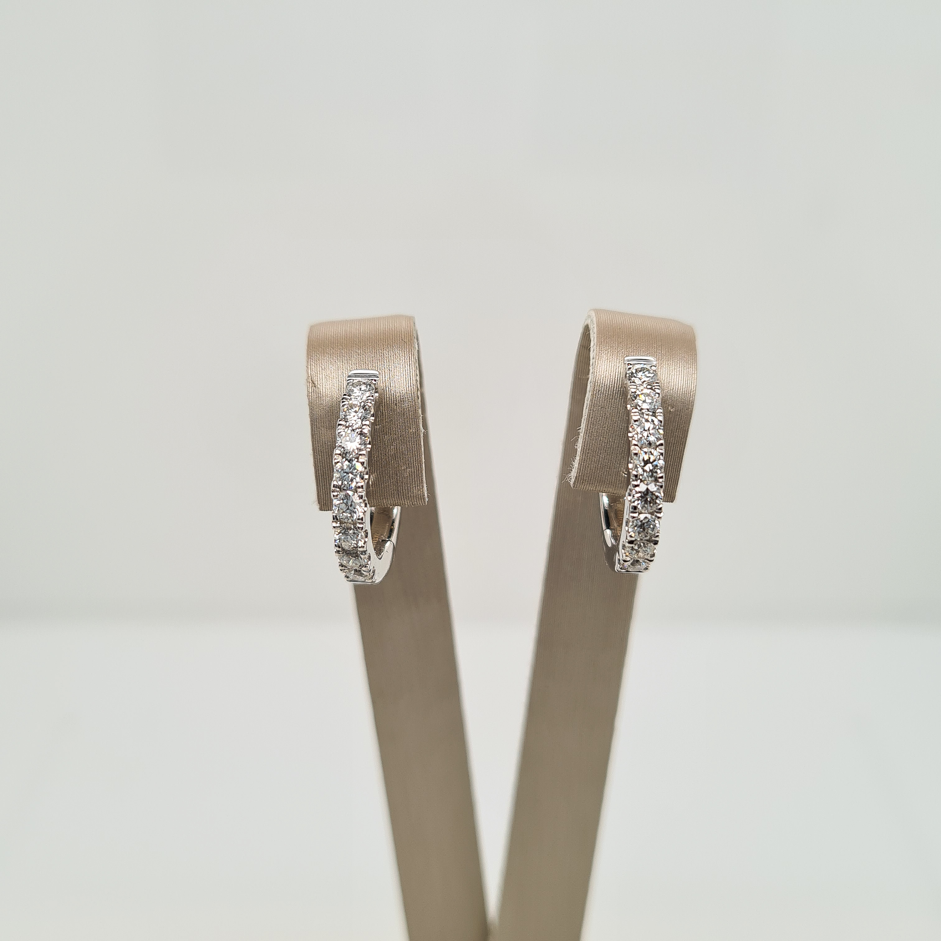 Deze prachtige witgouden creolen zijn gezet met diamant, 0.54 crt.