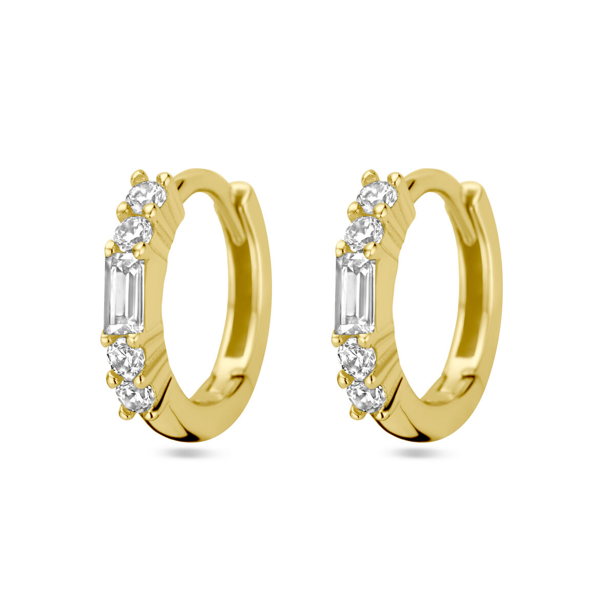 Verguld op 925 zilveren klapoorringen uitgevoerd met zirkonia. De klapoorringen hebben een afmeting van 11.5x2mm. Geen garantie op de plating.