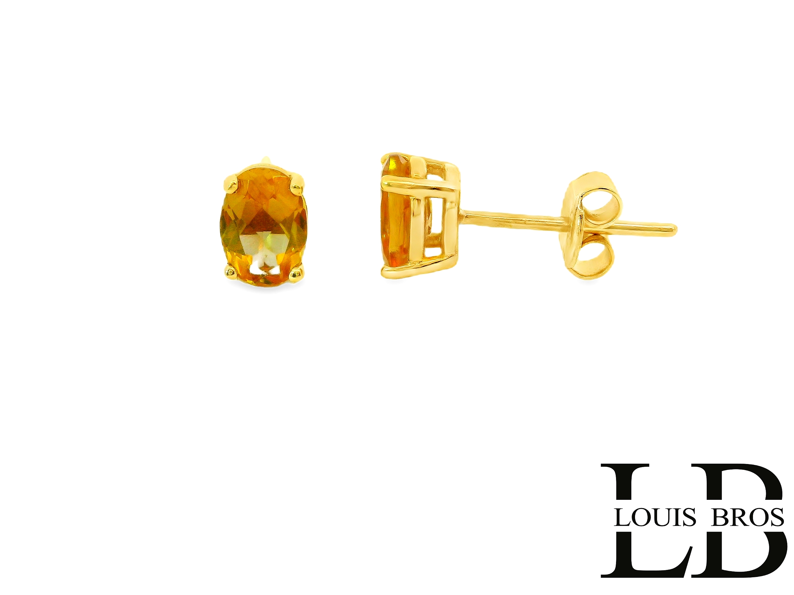 Deze elegante geelgouden oorstekers zijn vervaardigd uit 14 karaat goud (1.60 gr) en stralen een warme en luxueuze uitstraling uit. In het midden schittert een prachtige ovale citrien, een edelsteen met een warme honinggele tot oranje tint die symbool staat voor vreugde en positiviteit. De gladde zetting benadrukt de natuurlijke schoonheid van de steen en zorgt voor een tijdloze en verfijnde look. Deze oorbellen zijn perfect voor zowel dagelijks gebruik als speciale gelegenheden en voegen een subtiele maar stijlvolle touch toe aan elke outfit.