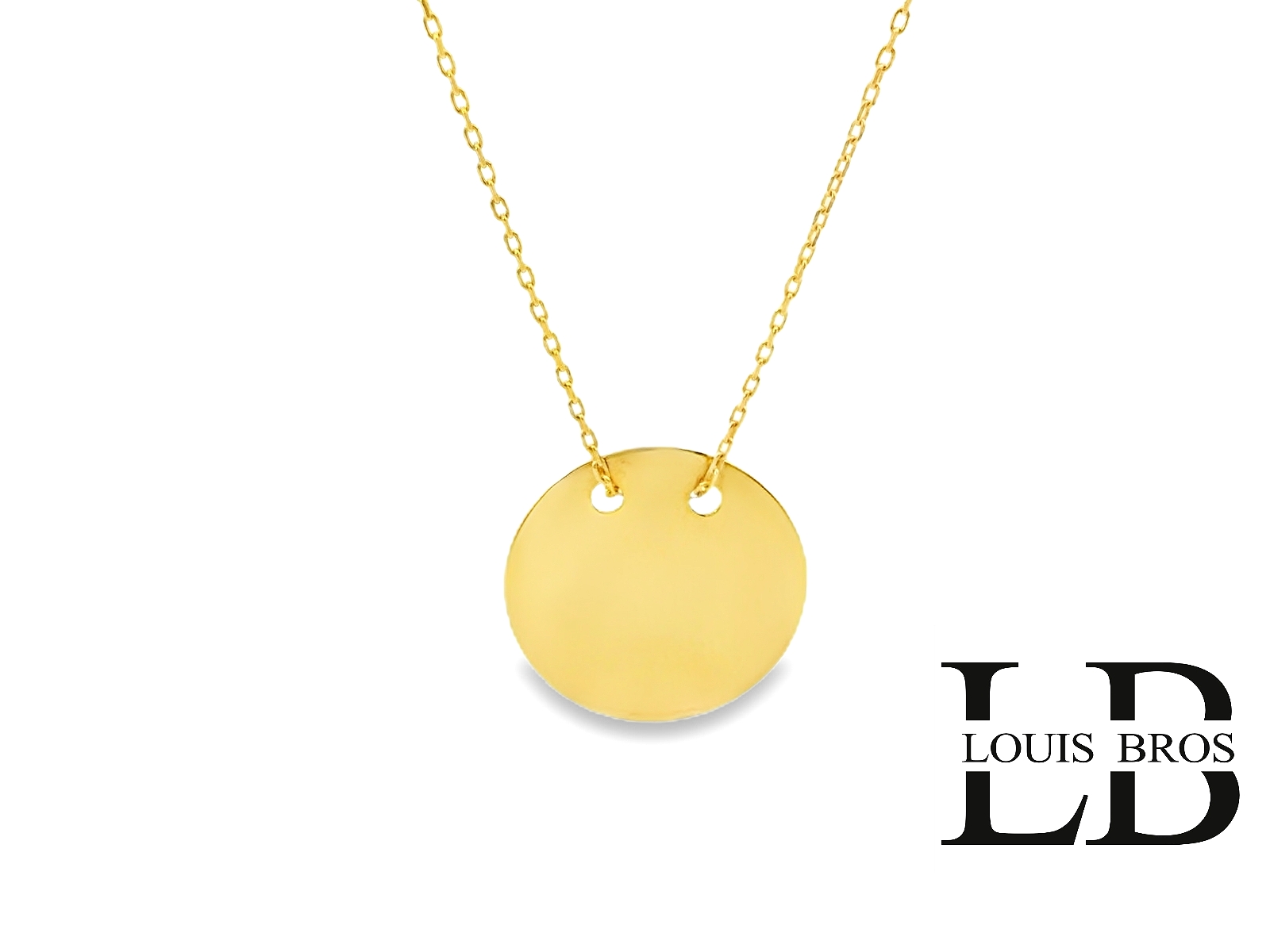 Deze hanger inclusief collier van Louis Bros is vervaardigd uit 14 karaat geelgoud(1.85 gr). Deze hanger is gepolijst voor een langdurige glans. Maak deze ronde hanger persoonlijk met initialen van bijvoorbeeld jou en je gezin. De initialen staan in een krans die ook gegraveerd wordt op de hanger. De hanger heeft een diameter van 15 mm. Ontwerp je eigen creatie. Wil jij graag je geliefde, beste vriend of vriendin of een dierbare verrassen met een mooi en persoonlijk cadeau? Dan is deze gouden hanger met initialen het perfecte cadeau voor hem of haar.