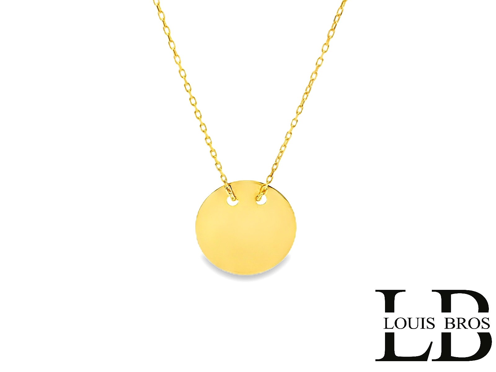 Dit prachtige geelgouden collier is vervaardigd uit 14 karaat goud (1.65 gr) en straalt tijdloze elegantie uit. De fijne gouden ketting wordt prachtig geaccentueerd door een ronde hanger in de vorm van een graveerplaat, ideaal om te personaliseren met een naam, datum of betekenisvolle boodschap. De glanzende afwerking van de hanger zorgt voor een verfijnde uitstraling, terwijl het klassieke ontwerp veelzijdig en stijlvol blijft. Dit collier is een perfect cadeau voor een speciale gelegenheid of een tijdloos sieraad om zelf te koesteren.