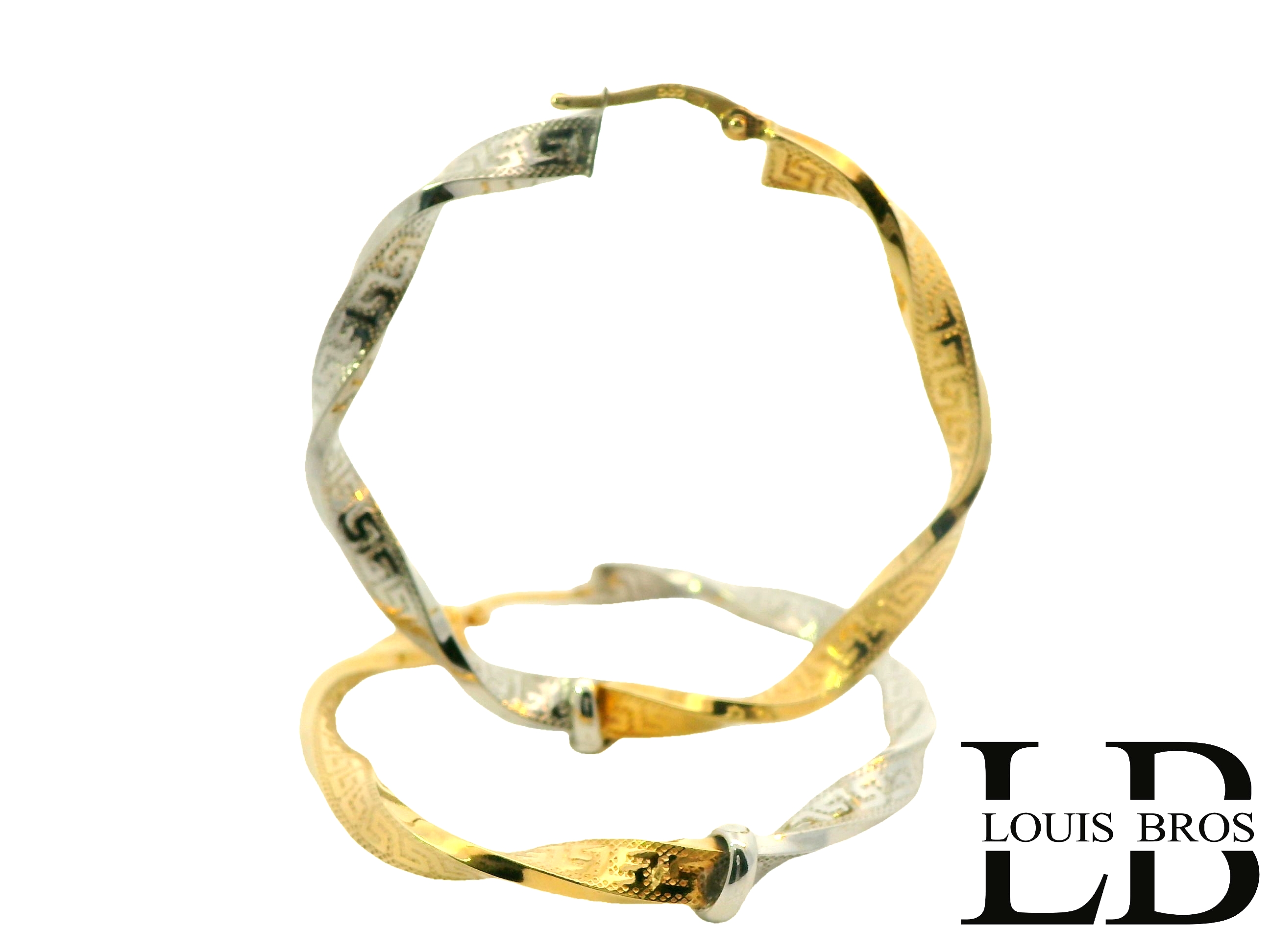 Deze elegante bicolor gouden oorringen zijn vervaardigd uit 14 karaat goud (6. gr) en combineren stijlvol geelgoud en witgoud voor een verfijnde en luxe uitstraling. Het gedraaide ontwerp met speelse texturen en subtiele gravures geeft deze creolen een unieke en moderne look. Een extra accent wordt gevormd door de glanzende witgouden ring die sierlijk over de oorringen beweegt. Deze tijdloze en veelzijdige oorringen zijn perfect voor zowel dagelijks gebruik als speciale gelegenheden en vormen een schitterende toevoeging aan elke sieradencollectie.