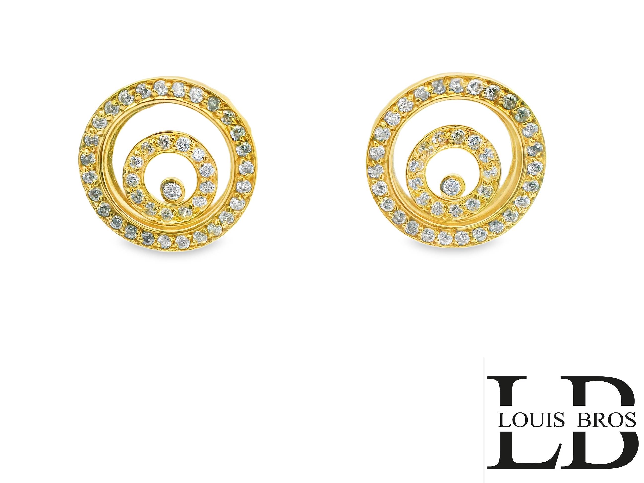 Deze prachtige geelgouden oorstekers zijn vervaardigd uit 14 karaat goud (10.19 gr) en stralen luxe en elegantie uit. Het unieke ronde ontwerp bevat een spiraalvormig patroon, verrijkt met schitterende zirkonia’s die voor een sprankelende en verfijnde uitstraling zorgen. De buitenrand is eveneens bezet met fonkelende zirkonia’s, waardoor de oorbellen een extra vleugje glamour krijgen. Dankzij de speelse maar toch tijdloze vormgeving zijn deze oorbellen perfect voor zowel alledaags gebruik als speciale gelegenheden. Een schitterende toevoeging aan elke sieradencollectie!