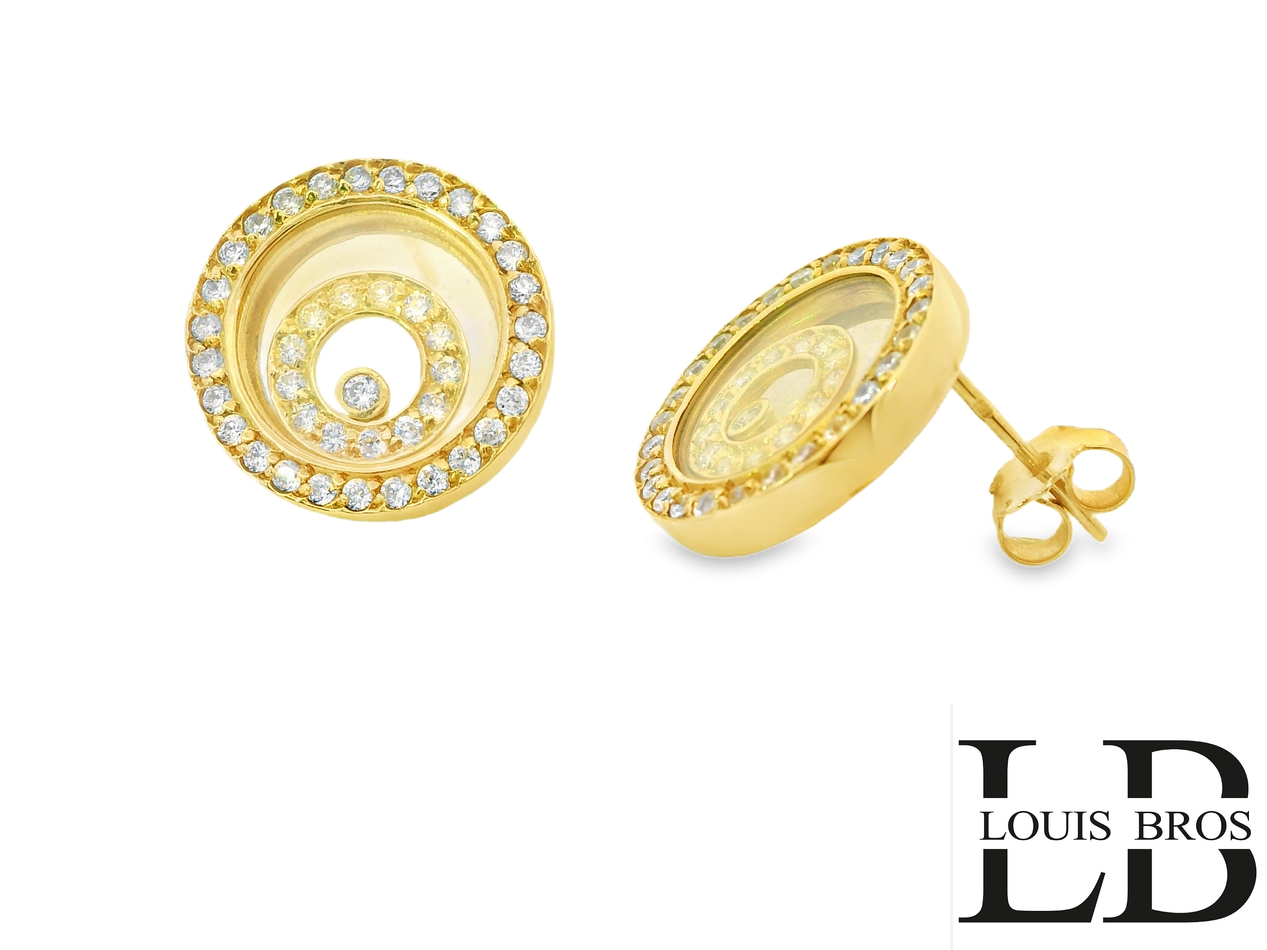 Deze prachtige geelgouden oorstekers zijn vervaardigd uit 14 karaat goud (10.19 gr) en stralen luxe en elegantie uit. Het unieke ronde ontwerp bevat een spiraalvormig patroon, verrijkt met schitterende zirkonia’s die voor een sprankelende en verfijnde uitstraling zorgen. De buitenrand is eveneens bezet met fonkelende zirkonia’s, waardoor de oorbellen een extra vleugje glamour krijgen. Dankzij de speelse maar toch tijdloze vormgeving zijn deze oorbellen perfect voor zowel alledaags gebruik als speciale gelegenheden. Een schitterende toevoeging aan elke sieradencollectie!