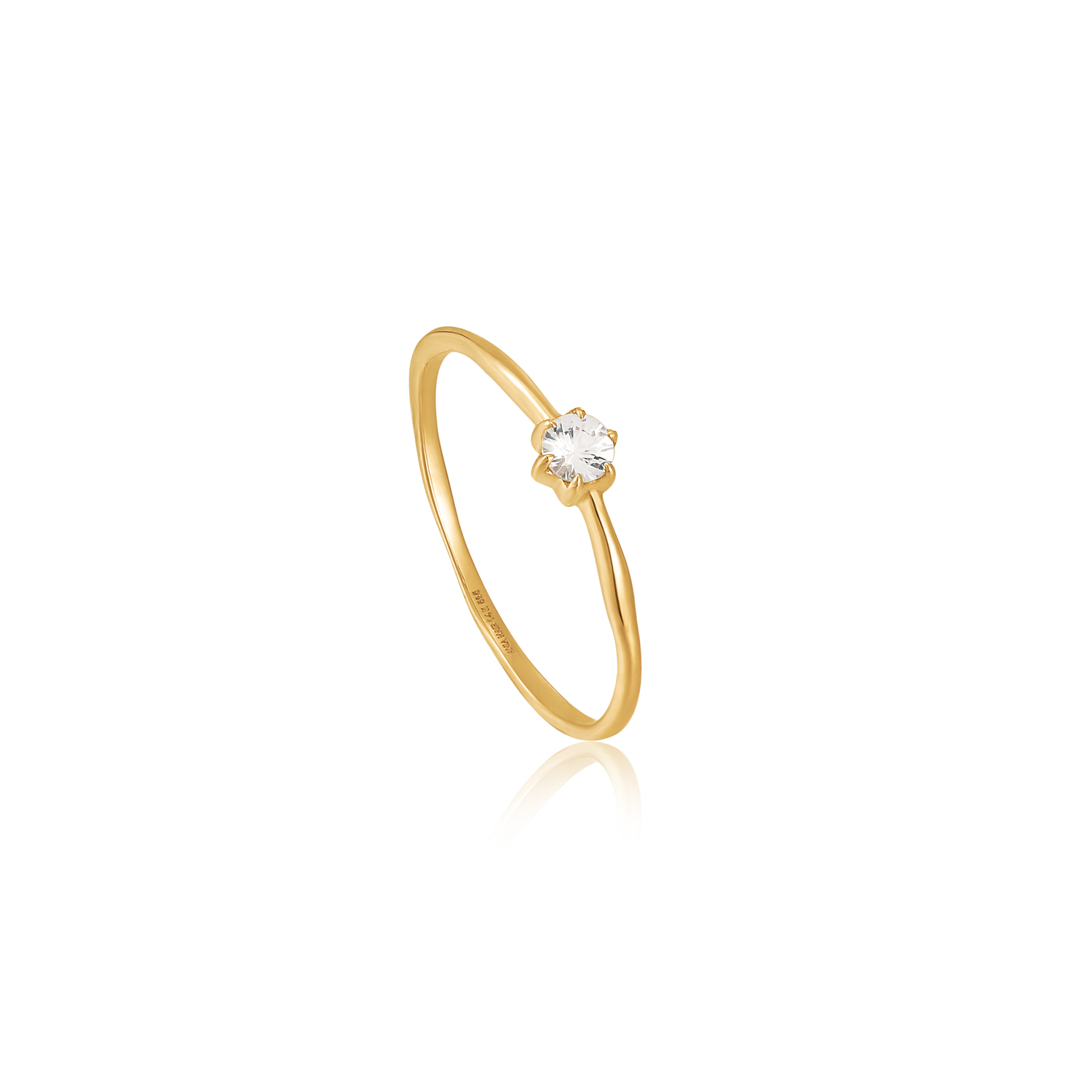 Ontdek deze prachtige ring met witte saffier, gemaakt van 14kt gerecycled goud. De ring is afgewerkt met een enkele witte saffier edelsteen. Het perfecte stuk om een eenvoudige en alledaagse look naar een hoger niveau te tillen.

HET MERK
Ania Haie staat bekend als fashion-forward sieradenmerk en heeft een toonaangevende naam opgebouwd. Een uitstekend moment om het merk verder uit te bouwen met een 14kt massief gouden collectie: Ania Haie 14kt Gold! In lijn met Ania Haie’s streven om een duurzamer merk te worden, is de 14kt gouden collectie gemaakt van 100% gerecycled 14kt goud en bevat conflictvrije en volledig traceerbare natuurlijke diamanten en echte edelstenen, zoals witte saffieren, opalen en turquoise.

SPECIFICATIES
- 14kt Gold White Sapphire Band Ring 
- Ring
- 14kt goud
- Maat 54
- AH RAU006-02YG