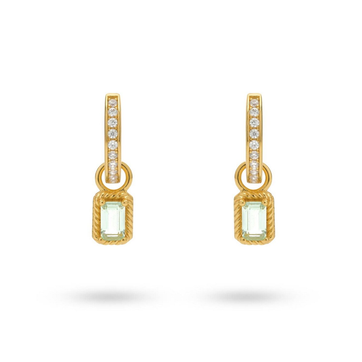 De product 424128Y is een elegant paar creolen, perfect voor elke gelegenheid. De creolen zijn stijlvol en passen goed bij zowel casual als formele outfits. Draag ze met je haar opgestoken voor een verfijnde look, of los voor een speelse stijl. Deze creolen geven je een tijdloze elegantie.

Categorie: Sieraden  
Type: Creolen

Voeg deze klassiekers toe aan je collectie!