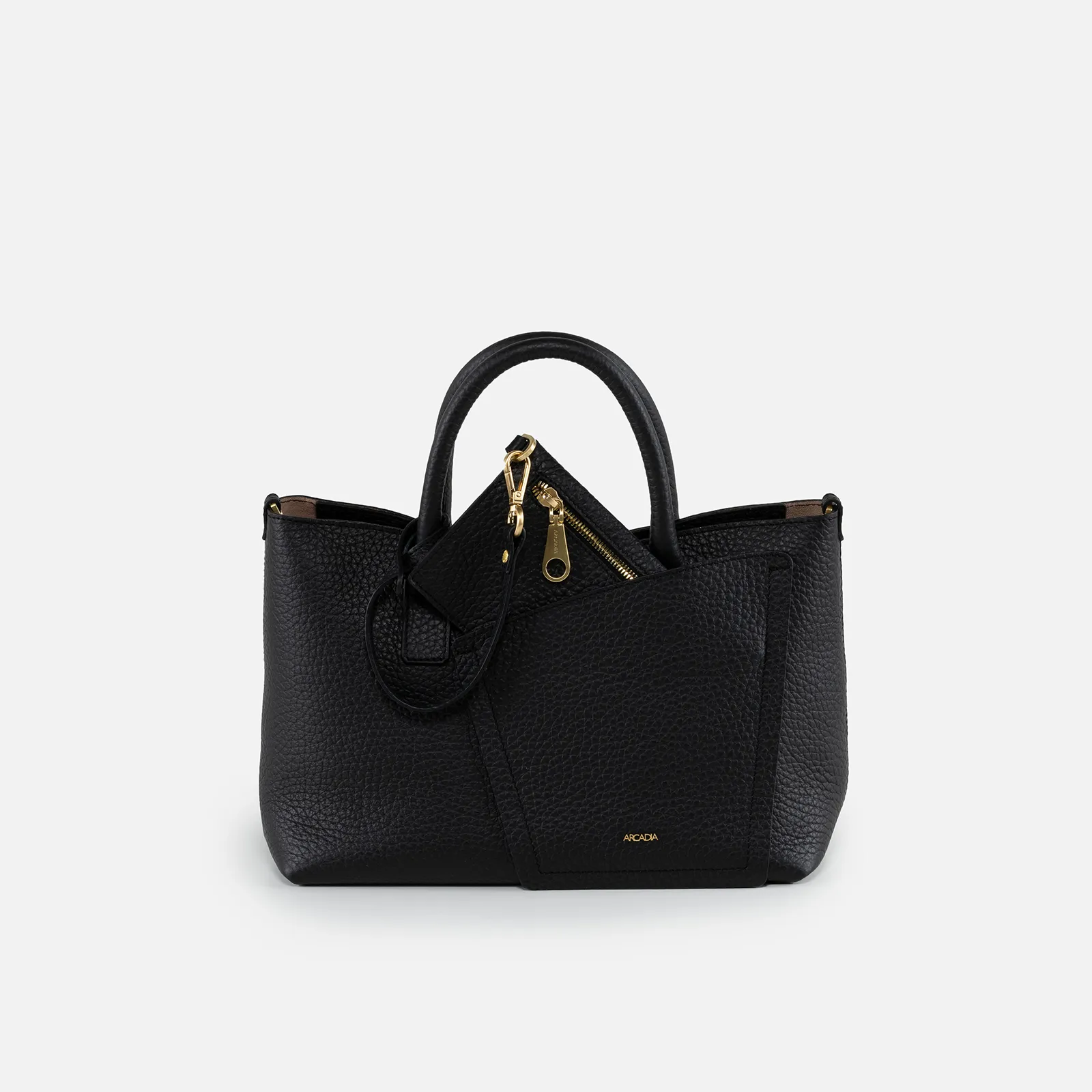 De Arcadia Rosalie kleine handgreep in Zwart (modelnummer 6729 NERO) is een stijlvolle crossbody-tas, ideaal voor dagelijkse uitstapjes. Deze handtas biedt het gemak van handsfree dragen gecombineerd met een elegante uitstraling. Draag het diagonaal over je lichaam of op één schouder voor een chique en comfortabele look. Perfect voor modebewuste vrouwen onderweg.

Rosalie Small Handgrepen
De Arcadia Rosalie is een oost-west handtas gemaakt van volnerf kalfsleer. Het stoere en sportieve design, maar toch praktisch dankzij het verwijderbare buitenvak, maakt deze handtas het perfecte item voor een dagje op kantoor.

Productdetails

• Hoogte: 9,50 inch / 24 cm
• Lengte: 15 inch / 38 cm
• Diepte: 5 inch / 13 cm
Gekorreld kalfsleer / Gewicht: 0,8 kg / Handgrepen hangen 18 cm - 7 inch / Ritssluiting aan de bovenkant / Binnenzak met rits / Geborstelde goudkleurige hardware / Afneembare schouderriem hangt 47-53 cm - 18,50-20,75 inch / Ongevoerd / Beschermende metalen voetjes / Interne metalen plaat Arcadia Made in Italy / Model lengte 5'64” - 172 cm