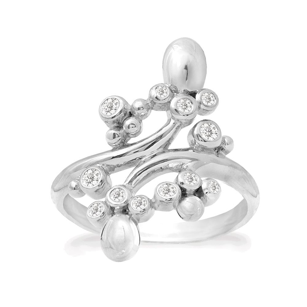 Deze sterling zilveren ring is versierd met 7 ronde zirkonia's van 1,35 mm, 3 ronde zirkonia's van 2 mm en 2 ronde zirkonia's van 1,5 mm.