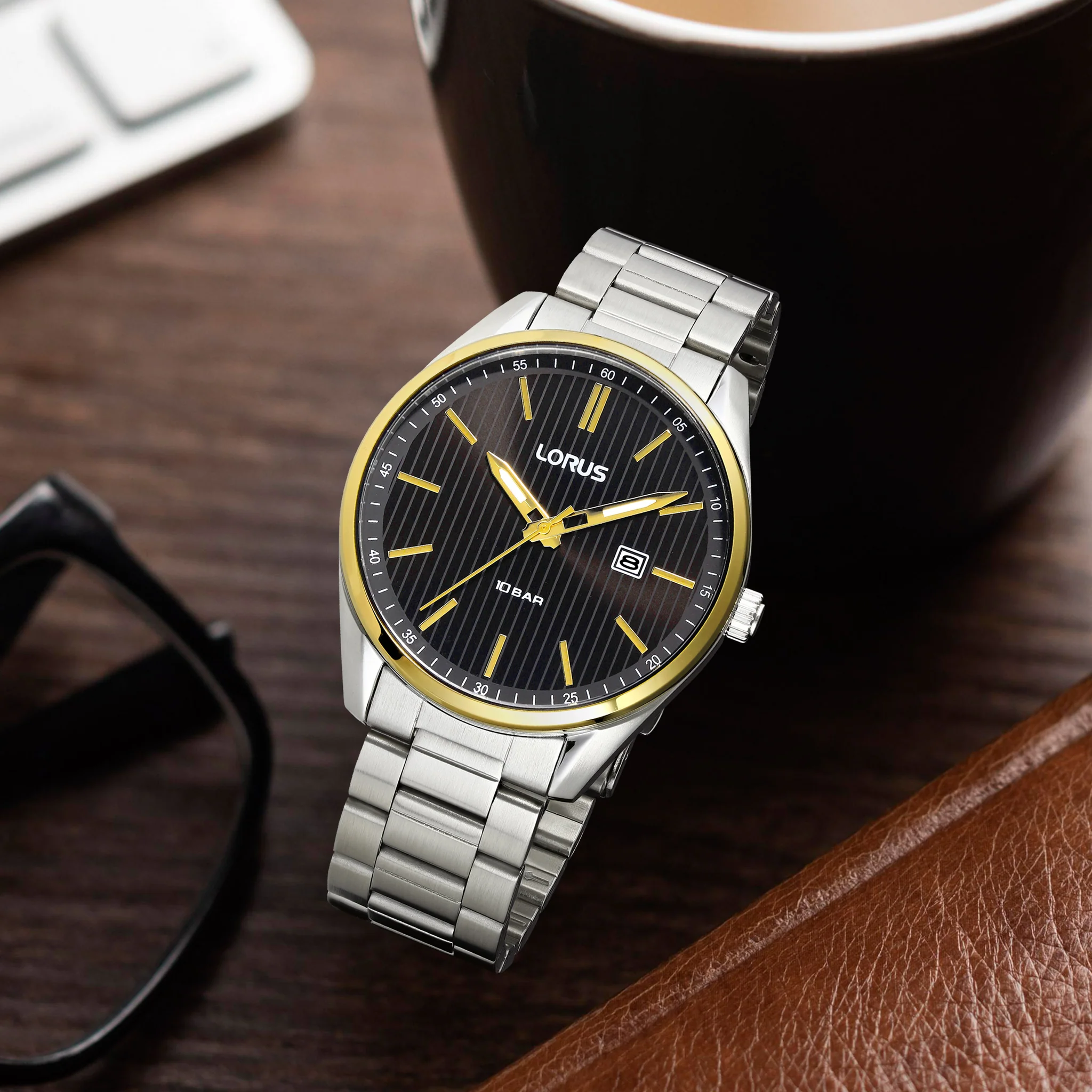 De LORUS RH918QX-9 horloge is een stijlvol polshorloge, ideaal voor dagelijks gebruik. Het combineert elegantie met functionaliteit. Draag het strak om je pols voor een verfijnde en comfortabele look, perfect voor zowel formele als casual gelegenheden. Met zijn tijdloze design en betrouwbare constructie is het een onmisbaar accessoire voor elke horlogeliefhebber.