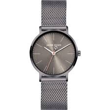 De TIMELESS NORDIC 179 is een elegante polshorloge die subtiele klasse uitstraalt. Met zijn strakke design past het bij zowel formele als casual outfits. Draag het om je pols voor een tijdloze uitstraling en verfijnde stijl. Perfect voor dagelijks gebruik of speciale gelegenheden. Voeg dit klassieke horloge toe aan je collectie voor een verfijnde modieuze look.