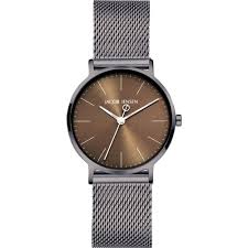 De JACOB JENSEN Timeless Nordic 178 is een verfijnd horloge met een nikkelvrij ontwerp, ideaal voor mensen met een gevoelige huid. Draag het als een stijlvol accessoire bij zowel formele als informele gelegenheden. Combineer met minimalistische sieraden om de elegante, Scandinavische uitstraling te versterken.