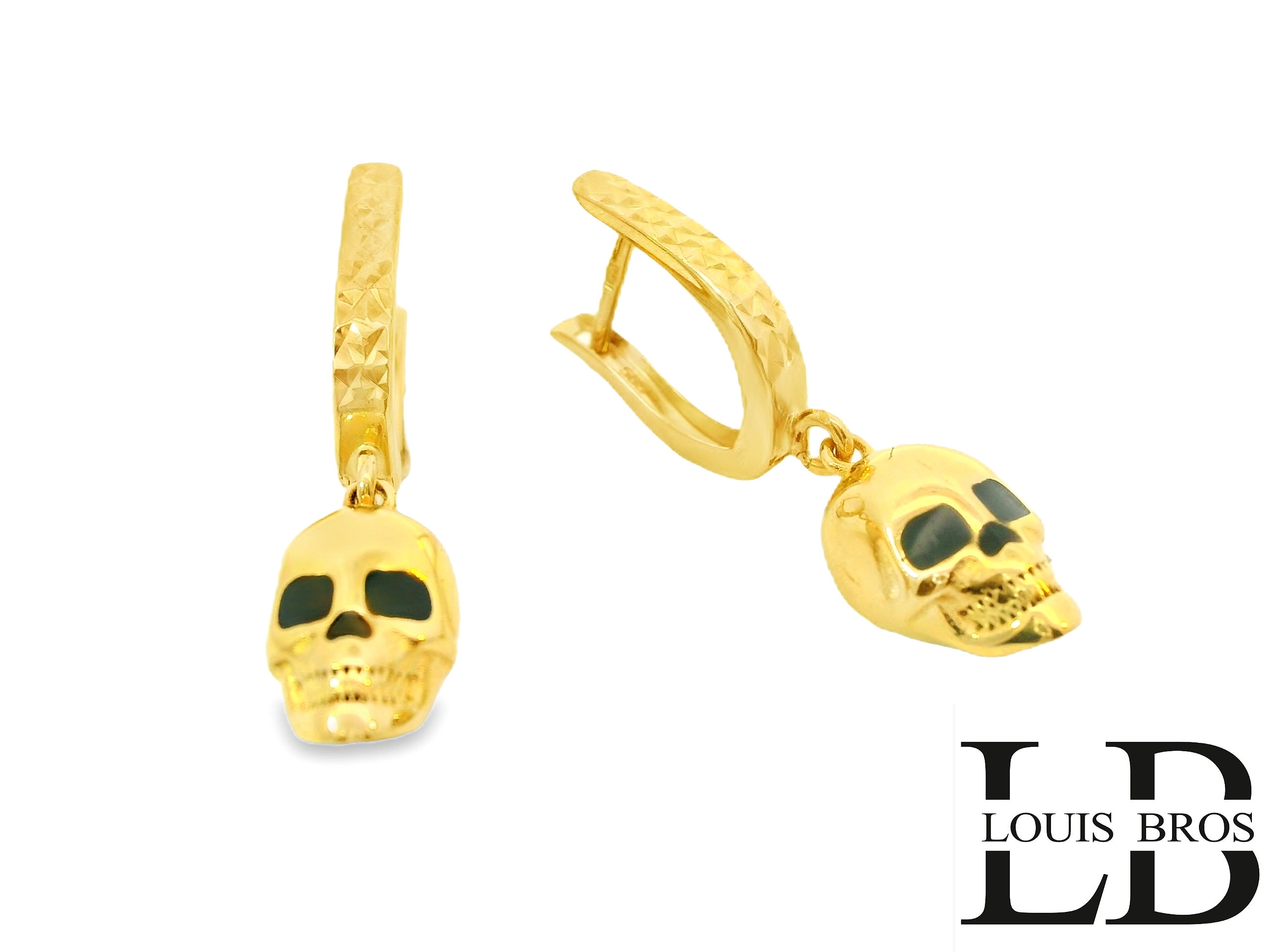 Deze exclusieve geelgouden oorhangers van 14 karaat (3.48 gr) stralen een gedurfde en stijlvolle uitstraling uit. De oorbellen hebben een stevige, bewerkte klapsluiting met een prachtig patroon dat het licht weerkaatst. De hangers zijn voorzien van gedetailleerde schedelbedels, waarbij de ogen en neus zijn ingevuld met een contrasterende donkere tint, wat zorgt voor een stoer en mysterieus effect.
Deze oorbellen zijn perfect voor wie houdt van unieke sieraden met een edgy uitstraling, maar toch een luxueuze touch wil behouden. Ze combineren moeiteloos vakmanschap met een gedurfd design, waardoor ze een opvallende toevoeging zijn aan elke sieradencollectie.