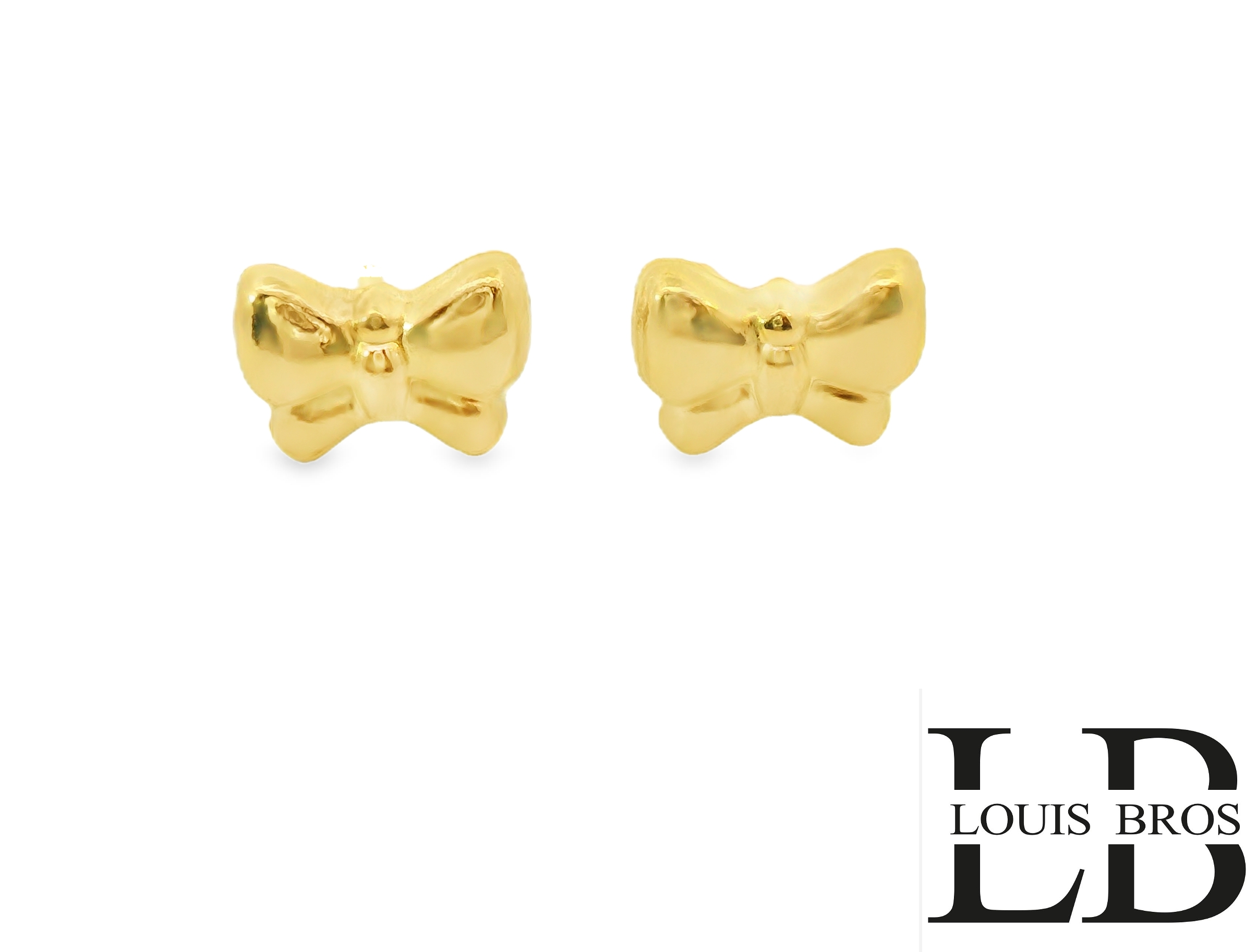 Deze elegante geelgouden oorstekers van 14 karaat (1.08 gr) hebben een verfijnd en charmant ontwerp in de vorm van een strikje. Het tijdloze en speelse design maakt deze oorbellen perfect voor elke gelegenheid, van dagelijks gebruik tot feestelijke momenten.
Het strikje symboliseert elegantie en vrouwelijkheid, en de hoogglans afwerking van het goud zorgt voor een luxueuze uitstraling. Dankzij de stevige sluiting blijven de oorstekers comfortabel en veilig op hun plek.
Deze subtiele maar stijlvolle oorbellen zijn een perfecte toevoeging aan elke sieradencollectie en een prachtig cadeau voor iemand die houdt van klassieke en verfijnde sieraden.