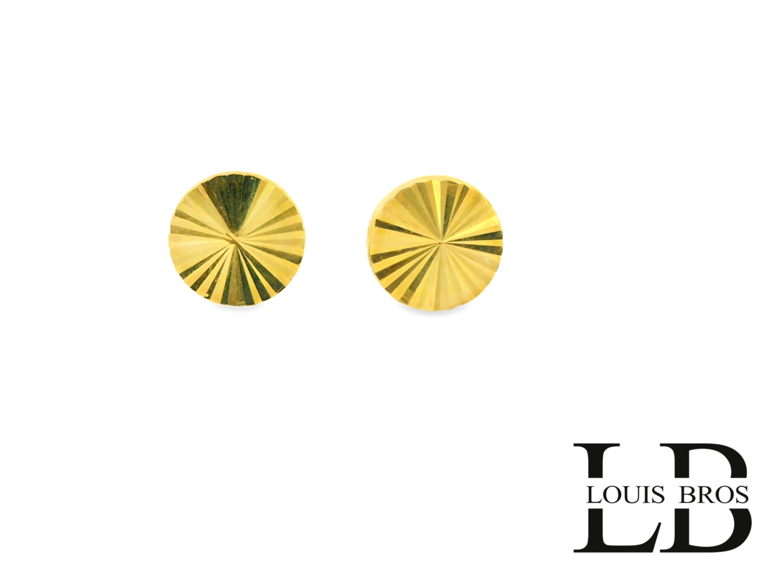 Deze prachtige geelgouden oorstekers van 14 karaat (1.42 gr) hebben een stijlvol en tijdloos design. De ronde vorm is voorzien van een bijzondere gravure die een stralend zonnestraaleffect creëert, waardoor het licht op een schitterende manier wordt weerkaatst.

Dankzij het subtiele en elegante ontwerp zijn deze oorbellen perfect geschikt voor dagelijks gebruik, maar ook een chique toevoeging aan een feestelijke look. De stevige vlindersluiting zorgt ervoor dat de oorstekers comfortabel en veilig blijven zitten.

Deze verfijnde oorbellen zijn een prachtige keuze voor liefhebbers van klassieke, maar toch unieke sieraden en vormen een schitterend cadeau voor een speciaal moment.